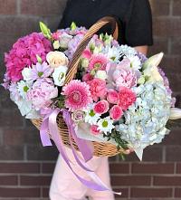 Цветочная композиция из Розы, Хризантемы, Пионы и Лизиантусы в корзине в Балобаново